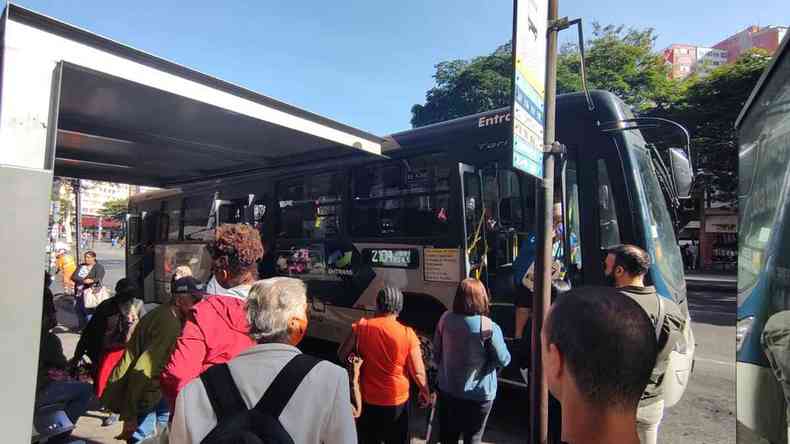 Ponto de ônibus passageiros Centro de Belo Horizonte