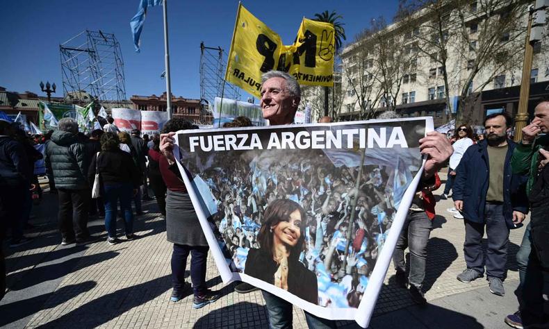 A maior manifestao tem como destino a emblemtica Praa de Maio e o Obelisco