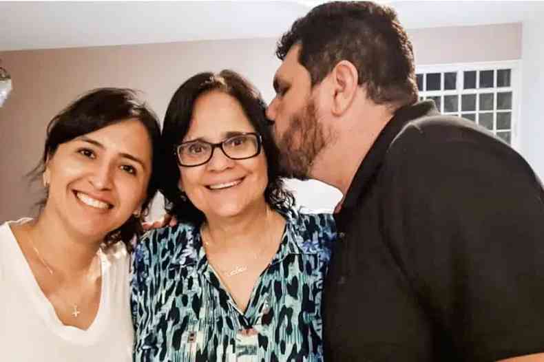Sandra Terena, mulher do blogueiro Oswaldo Estquio (beijando Damares) e a ministra, nos bons tempos. Relao rompida aps blogueiro ser alvo de inqurito no STF(foto: Reproduo/Instagram )