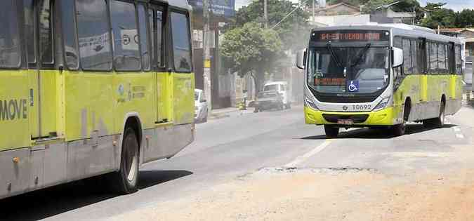 Na principal avenida de Venda Nova, a Vilarinho, asfalto cedeu na pista do Move e o que se v no percurso so buracos e terra solta (foto: Beto Magalhes/EM/D.A Press)