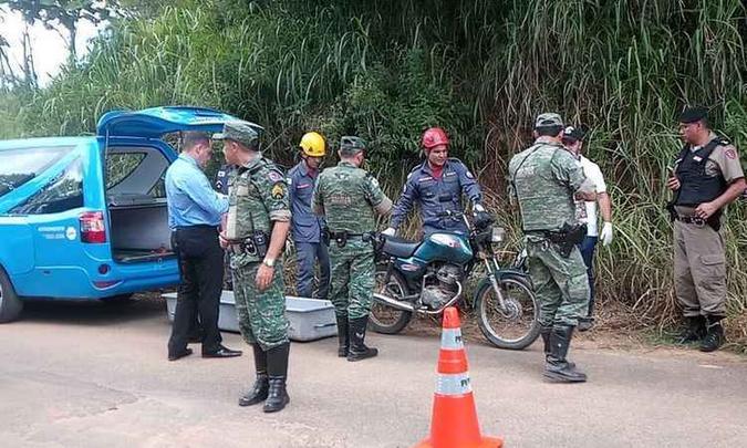 Depois de baleado, motociclista saiu da pista e caiu morto sobre o veículo(foto: Jailton Pereira/Portal Caparaó/Divulgação) Depois de baleado, motociclista saiu da pista e caiu morto sobre o veículo(foto: Jailton Pereira/Portal Caparaó/Divulgação)