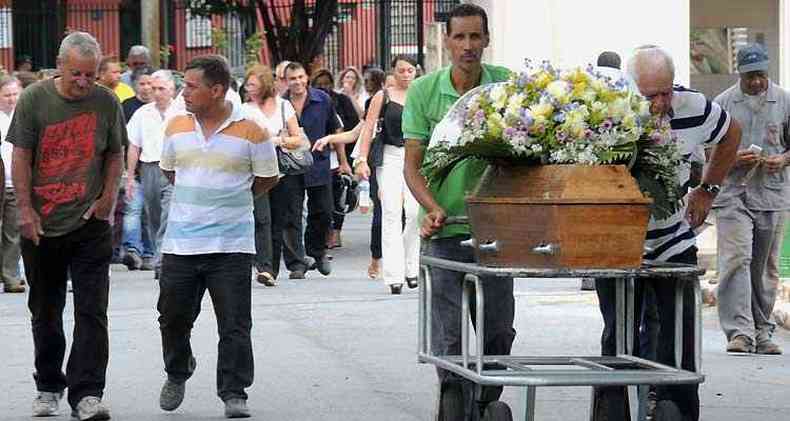 Corpo de Luiz Nascimento, que morreu aps ser agredido por vigia, foi enterrado no Bonfim (foto: Beto Novaes/EM/D.A Press)