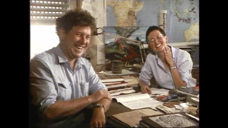 Maurice e Katia sorrindo numa mesa de escritrio