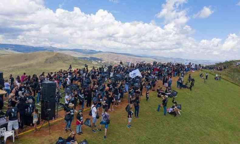 Cerca de trs mil pessoas participaram do 12 Abrace a Serra da Moeda(foto: Moiss Silva/ divulgao)