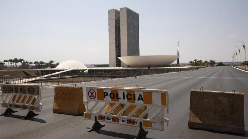 Esplanada dos Ministrios durante o dia bloqueada