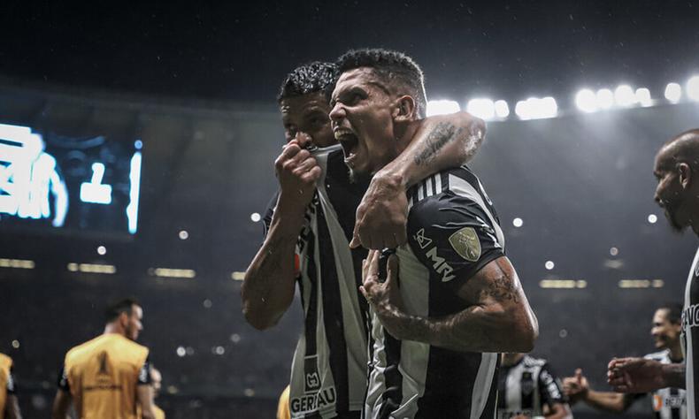 Hulk e Paulinho comemoram gol do Atltico contra o Millonarios, pela Libertadores