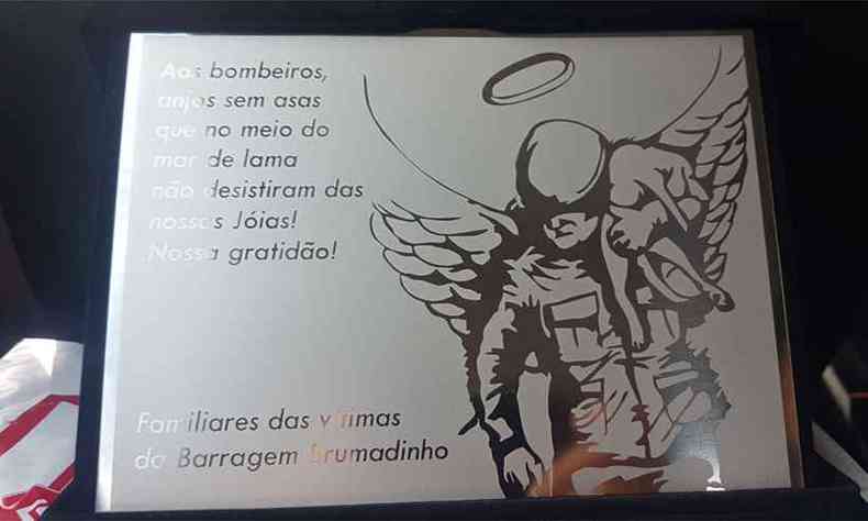 Familiares das vtimas entregaram uma placa em homenagem ao Corpo de Bombeiros(foto: Josiane Melo/Divulgao)