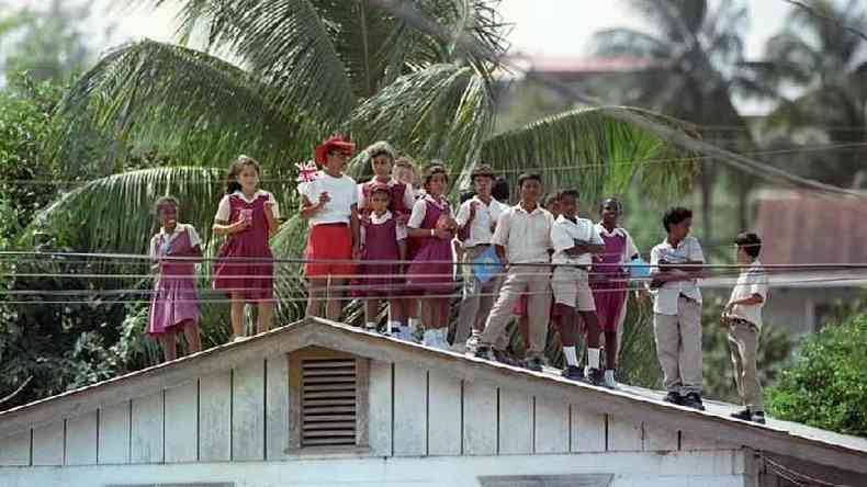 As pessoas subiram em rvores e edifcios para ver a rainha quando ela visitou Belize pela ltima vez em 1994