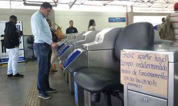 Estação São Gabriel, na Região Nordeste de BH, amanheceu com aviso sobre a paralisação de hoje(foto: Jair Amaral/EM/DA Press)