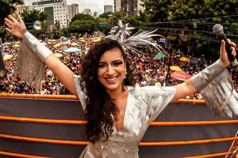 cantora Aline Calixto
