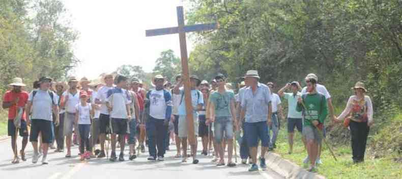 Peregrinos carregam cruz para participar do Jubileu do Bom Jesus de Matosinhos: demonstrao de resistncia em 112 quilmetros de caminhada que se estende por dias entre Carmpolis de Minas e Congonhas(foto: Beto Novaes/EM/D.A Press)