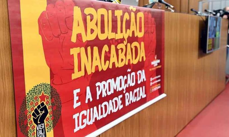 Cartaz em auditrio da ALMG no qual se l 'Abolio inacabada e promoo da igualdade racial'