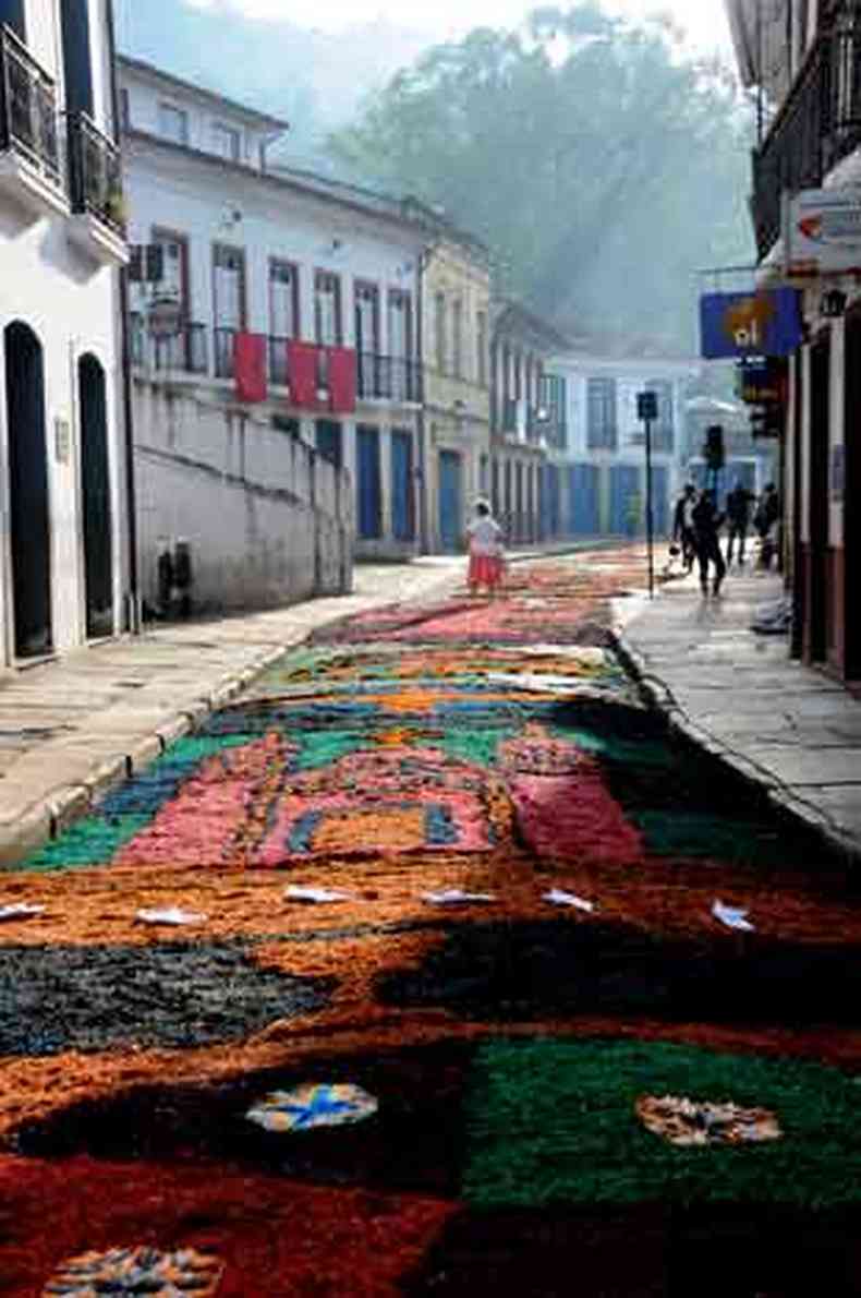 Em Ouro Preto, os tapetes de serragem, feitos por moradores da cidade, so obras de arte ao ar livre (foto: Beto Novaes/EM/D.A Press)