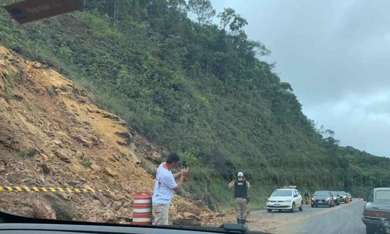 Interdio na BR-356, prximo ao trevo de Ouro Preto, na Regio Central de Minas Gerais, no ltimo sbado (7/1)