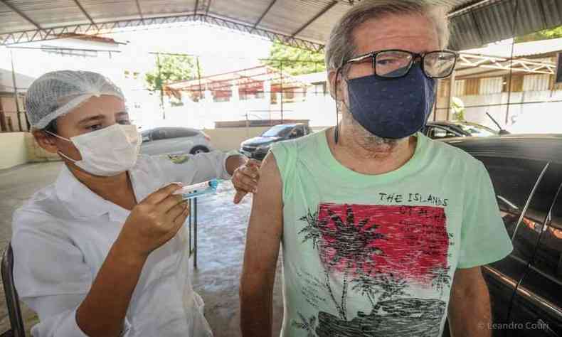 Hlio de Andrade Goulart, de 70 anos, diz estar aliviado aps receber a primeira dose da vacina(foto: Leandro Couri/EM/D.A. Press)