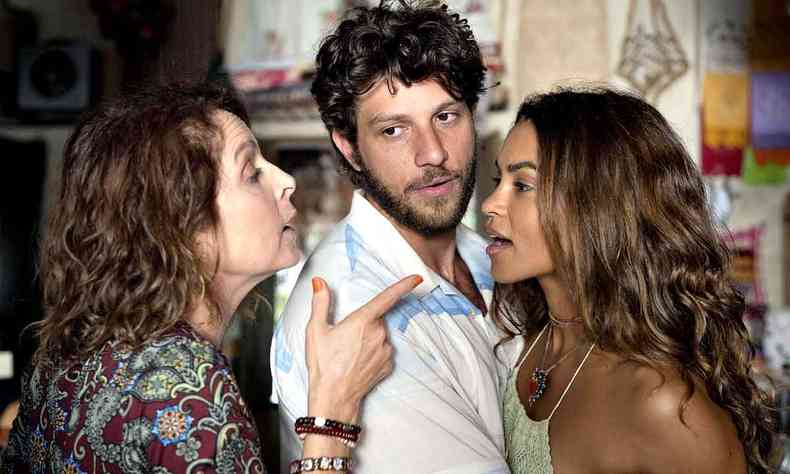 Nbia (Drica Moraes), Ari (Chay Suede) e Brisa (Lucy Alves) em cena da novela travessia 