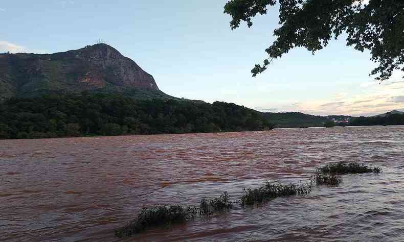 Rio Doce e o Pico da Ibituruna vistos do Bairro So Tarcsio, 'marco zero' de Valadares