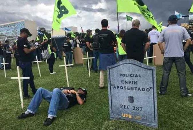 Policiais civis de de tido o pa�s foram a Bras�lia protestar contra a reforma da Previd�ncia(foto: Alessandra Azevedo/EM/D.A Press)