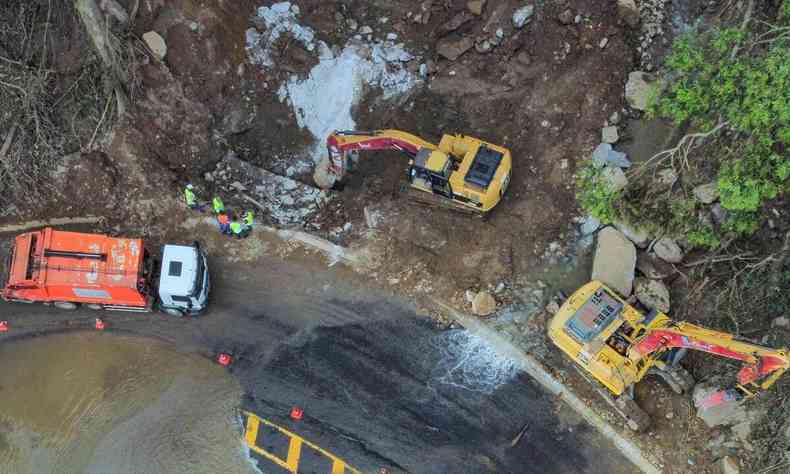 Imagem de caminhes e tratores em ao nos deslizamentos de terra no litoral norte de So Paulo