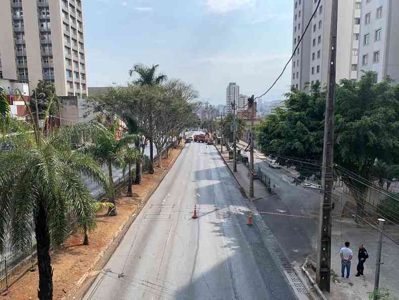 Mais de um quilmetro da Avenida Nossa Senhora do Carmo foram bloqueados para destombamento e retirada de abelhas sio bloqueio bombeiros guardas civis polcia militar