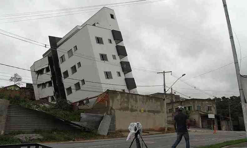  Edsio Ferreira/EM/DA Press (foto: Prdio tombou durante temporal em 17 de novembro )