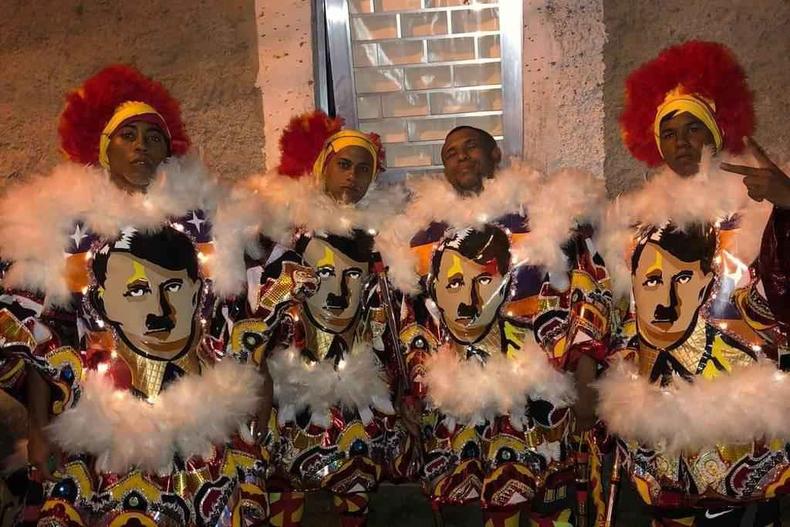 Integrantes da turma de bate-bolas 'Virtual de Madureira' com fantasia de Hitler