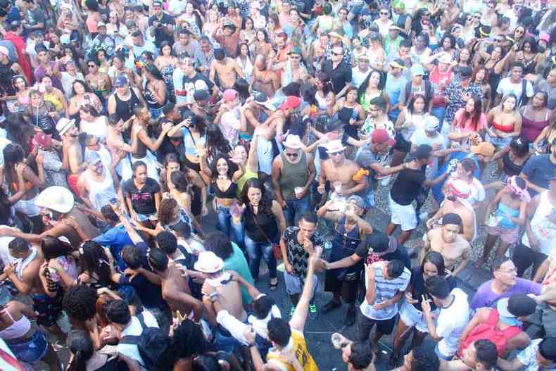 Bloco tradicional, que defende a diversidade, conduziu 30 mil pessoas sob som para todo gosto(foto: Fotos: Sidney Lopes )
