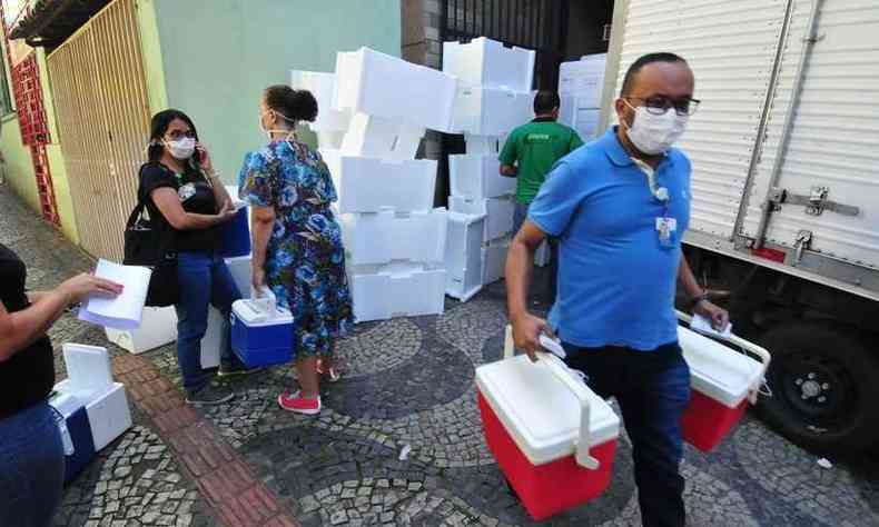 Na foto, vacinas foram contabilizadas na Secretaria Municipal de Sade. Sero vacinados neste primeiro momento os profissionais de sade que atuam nos 54 hospitais da rede pblica(foto: Tulio Santos/EM/D.A. Press)