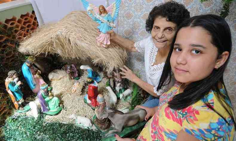 Sônia Hermenegildo e a neta Luíza trabalham no cenário para receber a família no Natal(foto: Beto Novaes/EM/D.A PRESS)