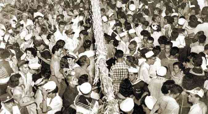 Fantasias de marinheiro marcaram uma das pocas mais ricas do carnaval de Belo Horizonte, lotando os sales do Iate Clube, na Regio da Pampulha (foto: Arquivo EM - 3/3/1954 )