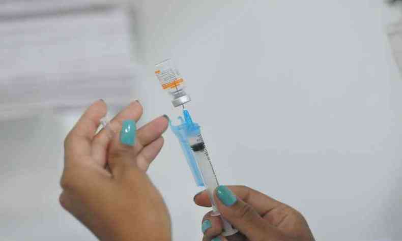 O Ministrio da Sade decidiu abortar o plano de enviar doses extras de vacinas aos estados mais afetados pela COVID-19(foto: Alexandre Guzanshe/EM/D.A Press)