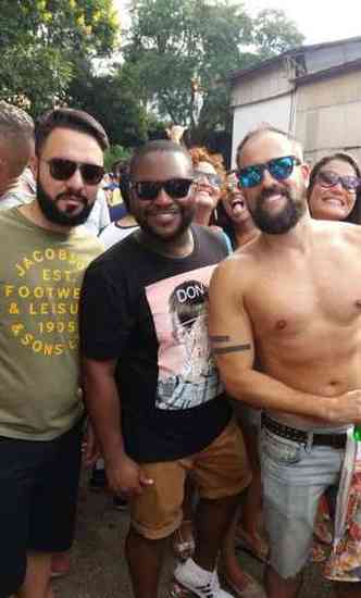 Mdico George Mota, de 40, (sem camisa) com amigos no ensaio(foto: Pedro Ferreira/EM/D.A.Press)