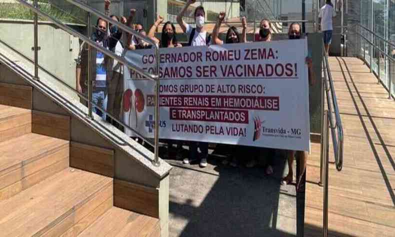 Profissionais da Sade protestam para pedir vacinas aos pacientes com tratamentos de transplantes e doenas renais crnicas.(foto: Transvida MG/Divulgao)