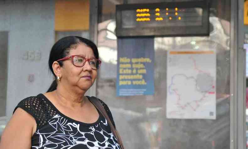 Erclia dos Santos, auxiliar de servios gerais, 56 anos, aguarda por nibus em ponto na regio Centro-Sul de Belo Horizonte