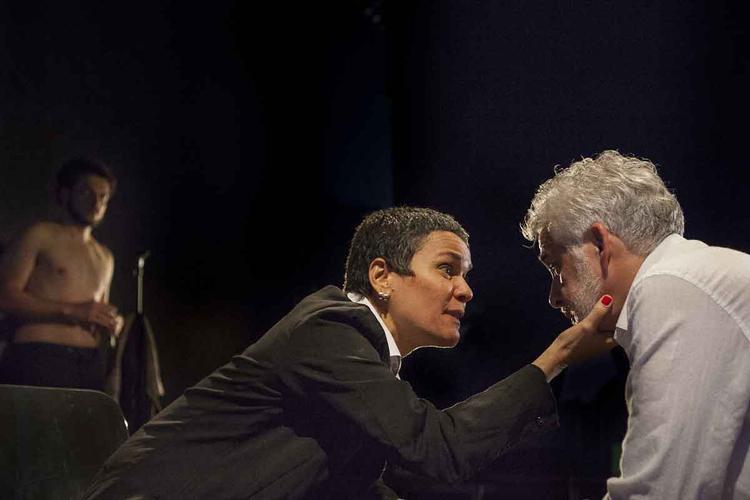 Atriz conversa com ator segurando seu rosto em cena de E ainda assim se levantar