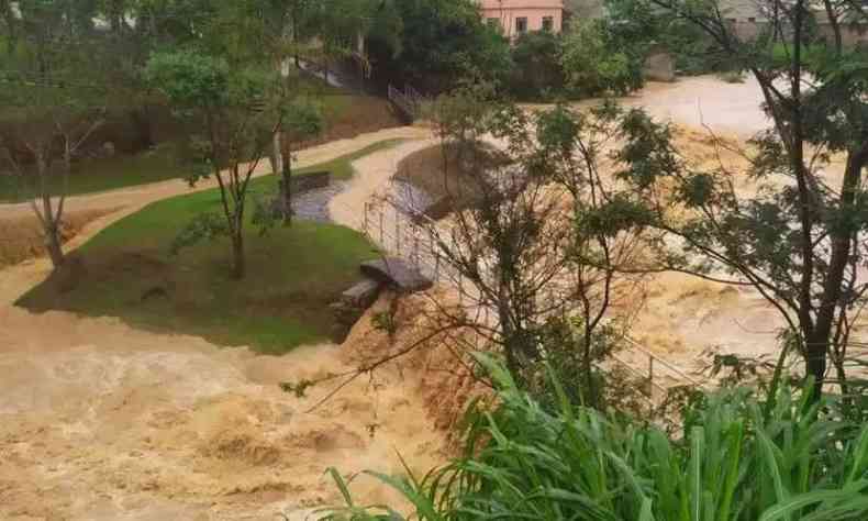 Imagem de Dom Silvrio afetada pela chuva