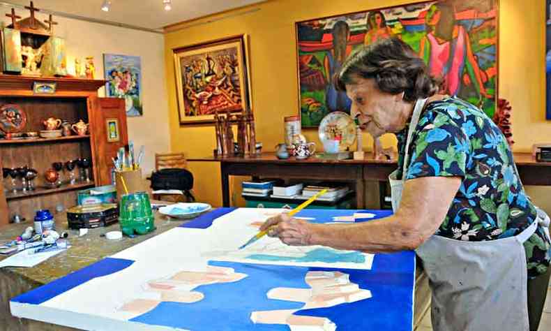 Yara em seu ateliê, onde pinta telas de grandes dimensões. Aos 89 anos, ela já recebeu a vacina contra o novo coronavírus e se mantém ativa(foto: Juarez Rodrigues/EM/D.A.Press)