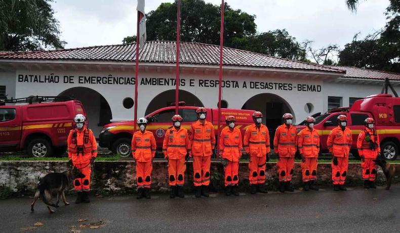 Bombeiros em formao em batalho.