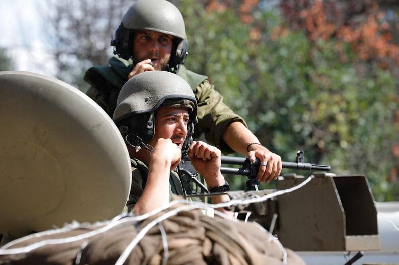 Soldados israelenses posicionam-se na cidade de Kiryat Shmona, no norte, perto da fronteira com o Líbano(foto: Jalaa MAREY / AFP) Soldados israelenses posicionam-se na cidade de Kiryat Shmona, no norte, perto da fronteira com o Líbano