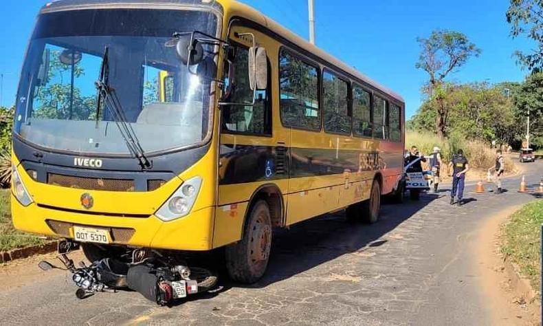 Motocicleta foi arrastada por cerca de 200 metros depois da rotatria