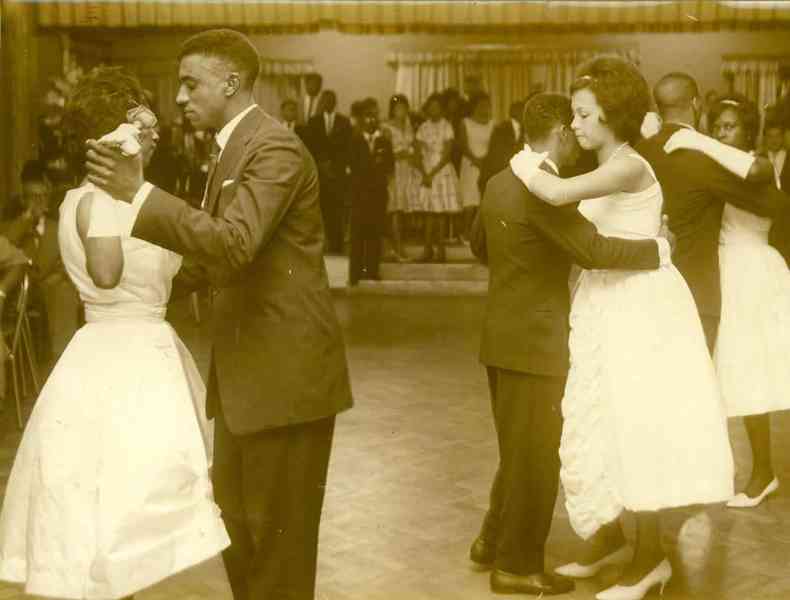 Debutantes, usando luvas, danam a valsa de 15 anos no Clube dos Oficiais, em 1963