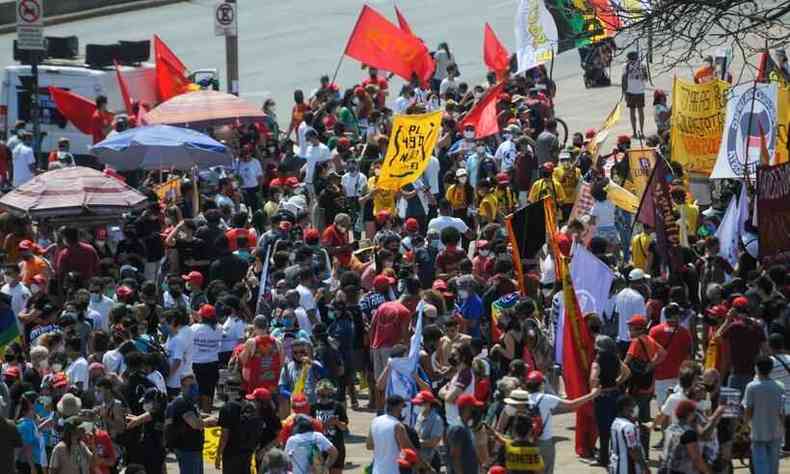 Manifestantes contra Bolsonaro encerraram protestos na Praa da Estao, em BH
