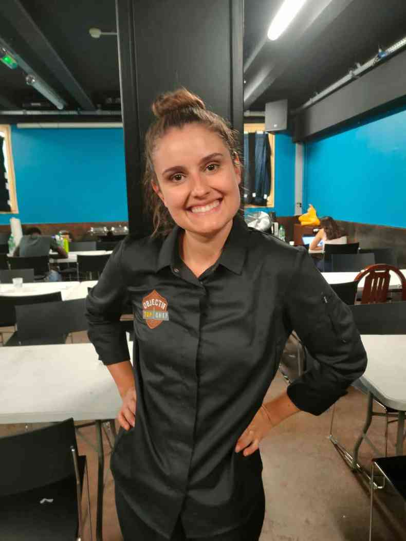 Cozinheira com uniforme do programa
