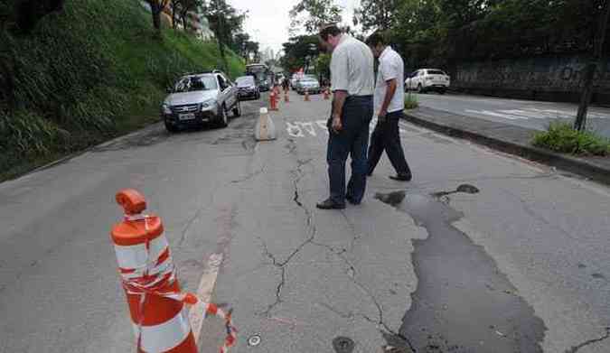 Rachaduras na pista obrigam veculos a trafegar em apenas uma faixa do viaduto(foto: Cristina Horta/EM/D.A Press)