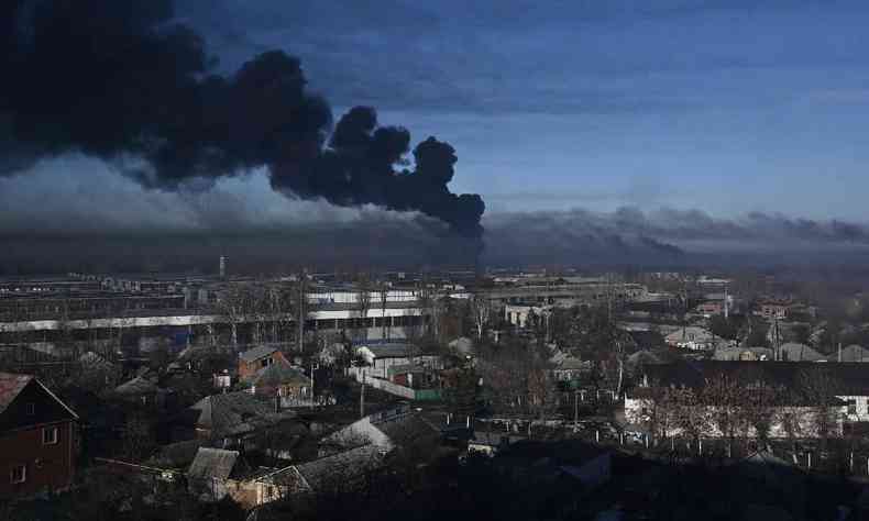 Fumaça preta sobe de um aeroporto militar em Chuguyev, perto de Kharkiv, em 24 de fevereiro de 2022
