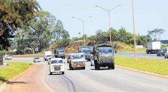Caminhões do Exército chegaram pela BR-040 ontem. São cerca de 1,5 mil militares para agir na cidade(foto: JAIR AMARAL/EM/D.APRESS ) Caminhões do Exército chegaram pela BR-040 ontem. São cerca de 1,5 mil militares para agir na cidade(foto: JAIR AMARAL/EM/D.APRESS )