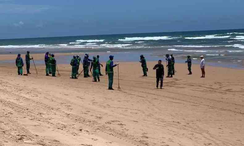 Empresa de limpeza urbana retira mais de 108 toneladas de petrleo das praias de Salvador(foto: SECOM/Salvador)