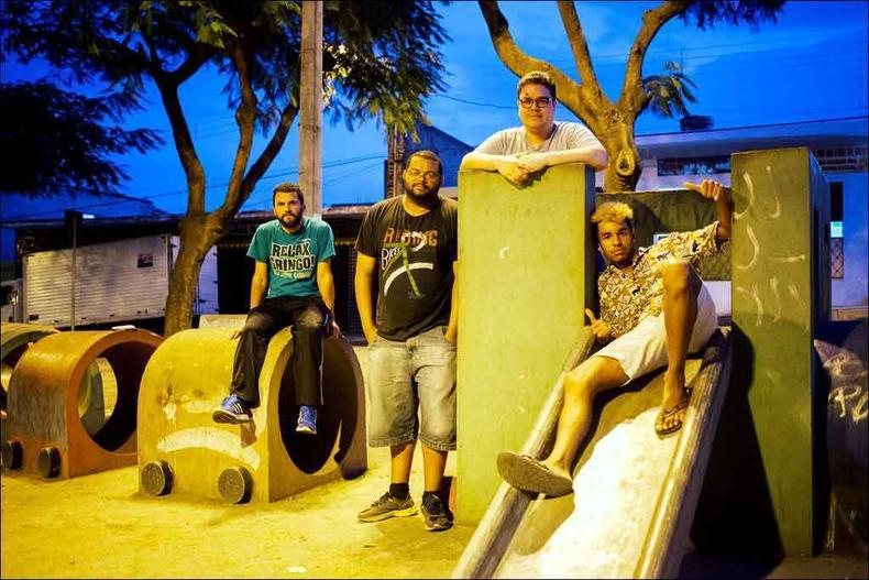 Maurilio Martins, André Novais de Oliveira, Thiago Macêdo e Gabriel Martins fundaram a Filmes de Plástico a partir de paixões em comum: cinema, Contagem e Cruzeiro (foto: Mauro Figa/Divulgação) Maurilio Martins, André Novais de Oliveira, Thiago Macêdo e Gabriel Martins fundaram a Filmes de Plástico a partir de paixões em comum: cinema, Contagem e Cruzeiro (foto: Mauro Figa/Divulgação)