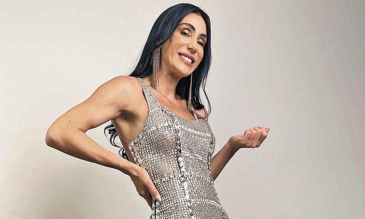 Apresentadora Michelle Barros olha para a cmera e sorri