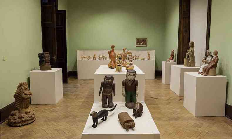 Peças de arte popular em barro, cerâmica e madeira expostas em sala do CCBB, em BH